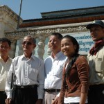 Ansatte på Kampung Speu-kotoret Ansatte på Kampung Speu sammen med Mr Boun Mao utenfor det lokale kontoret
